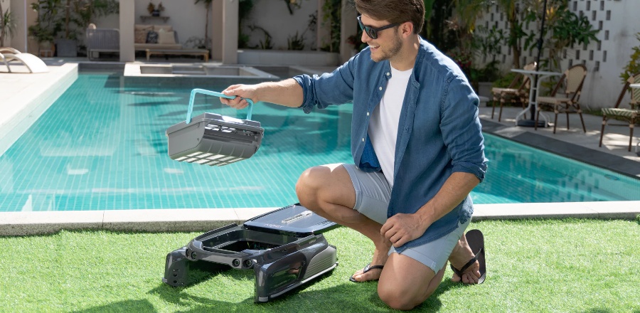 Robot de piscine Skimmer AIPER Surfer M1 sans fil solaire a batterie - Un nettoyage efficace de la ligne d'eau de votre bassin